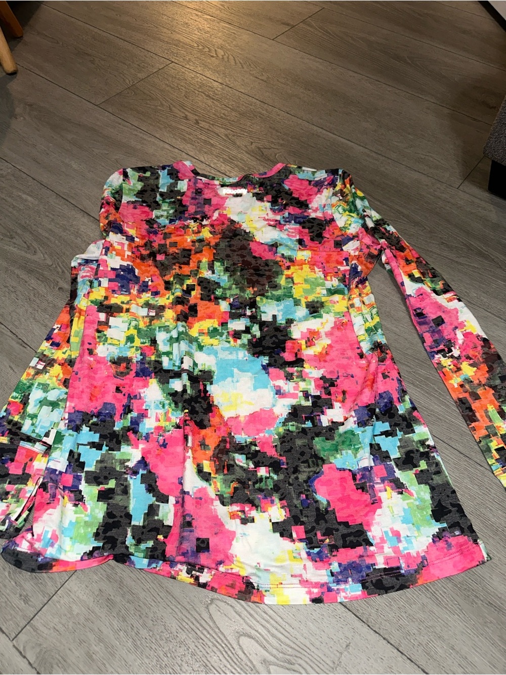 Saucony Women's Multicolor Pixel-Print Top in Pink, Blue, Yellow size XL - Picture 6 of 7